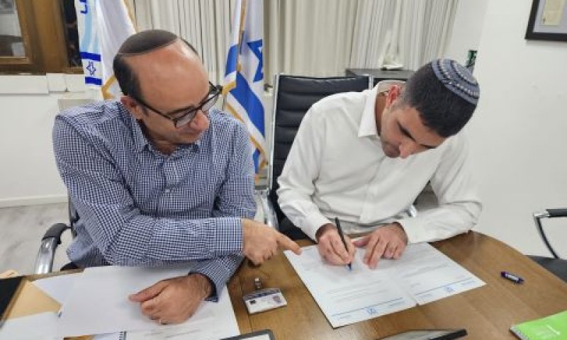 השר קרעי חותם על הצווים נגד אלמיאדין [צילום: דוברות משרד התקשורת]