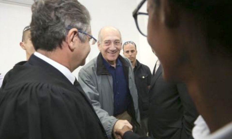 אולמרט ורוזובסקי. פנייה לניצן [צילום: פלאש 90]