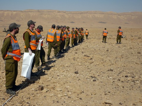 אנשי הרבנות הצבאית בחיפוש אחרי הגופות [צילום: דו"צ]