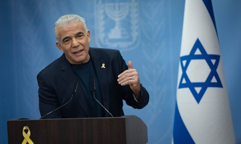 לפיד. מחכים לבנט ולגנץ [צילום: יונתן זינדל, פלאש 90]