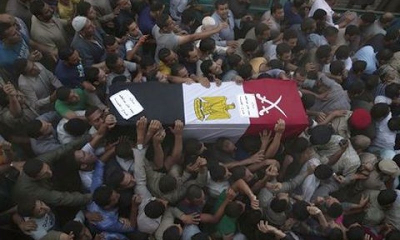 הלווית חייל מצרי שנהרג בפיגוע. זעם גדול במצרים [צילום: AP /Hassan Ammar]