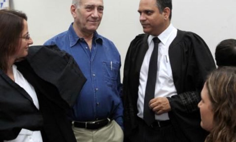 אהוד אולמרט משוחח עם עורכי דינו [צילום: פלאש 90]