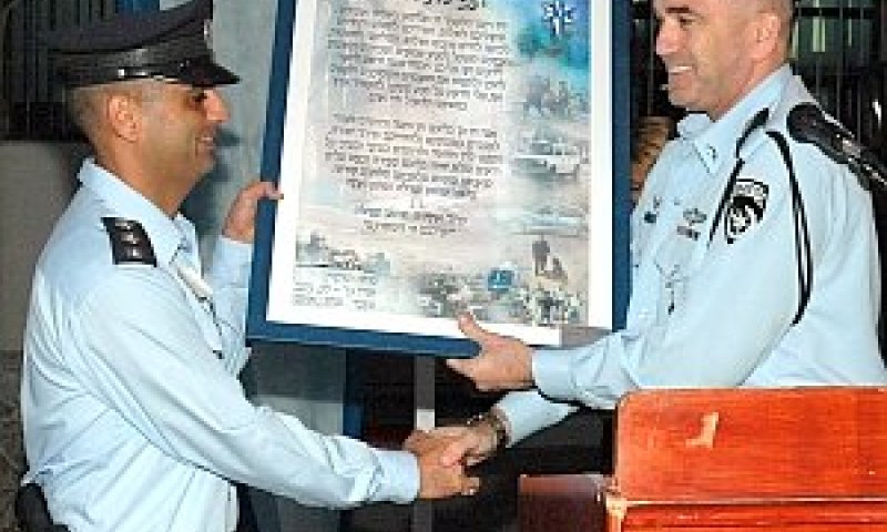 ניצב אורי בר לב מעניק תעודה לפקד קובי מור [צילום: יח&acute; הפקות משטרת שראל]