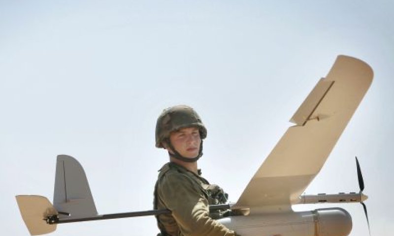 חייל צה"ל עם רוכב שמיים [צילום ארכיון: מרים אלסטר/פלאש 90]