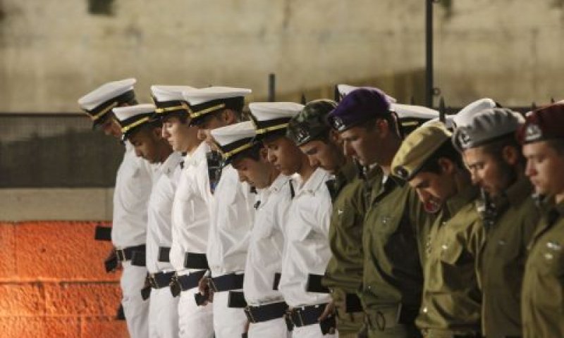 חיילים על רקע הכותל [צילום: סבסטיאן שיינר/AP]