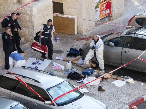 גופות המחבלים [צילום: AP]
