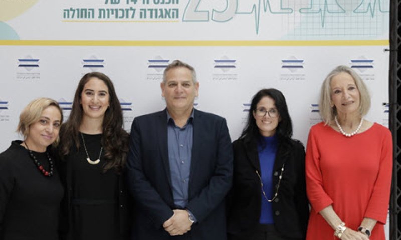 השר הורוביץ עם הזוכים [צילום: יעל צור והאגודה לזכויות החולה]