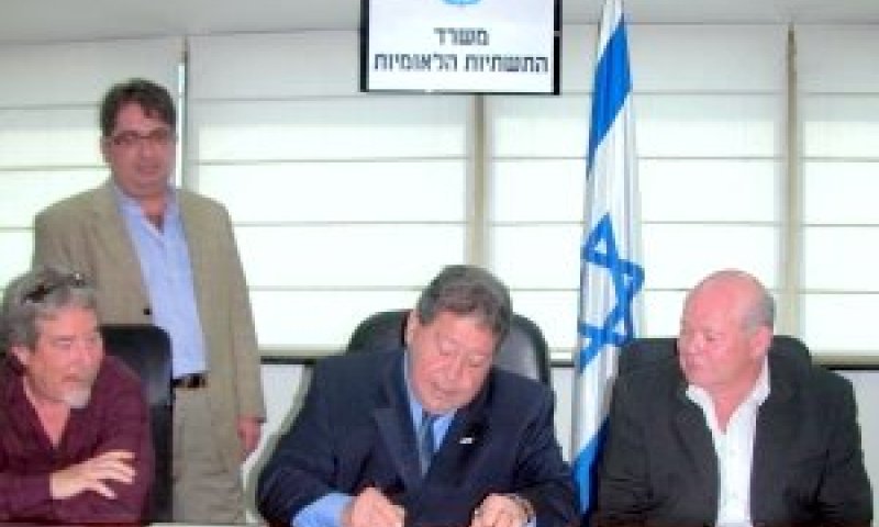 החתימה. מימין: תדמור, בן-אליעזר, שפירה