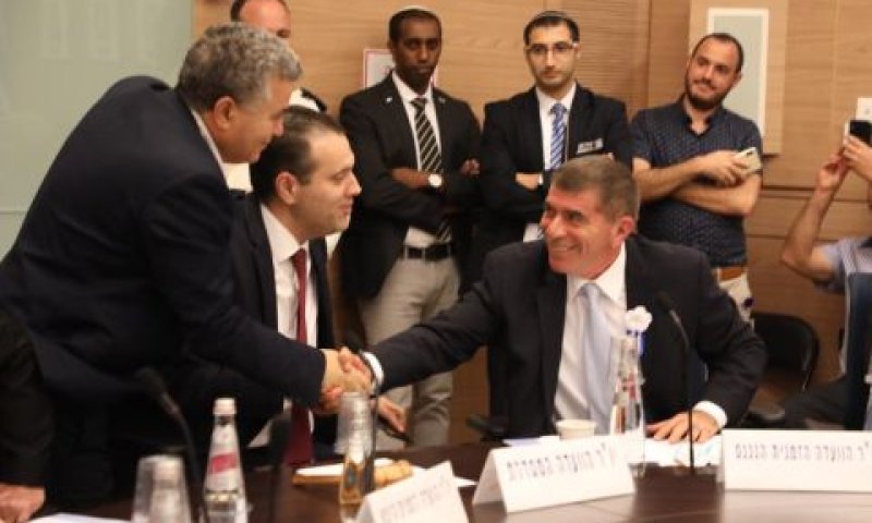 גבי אשכנזי, מיקי זוהר ועמיר פרץ [צילום: דוברות הכנסת]