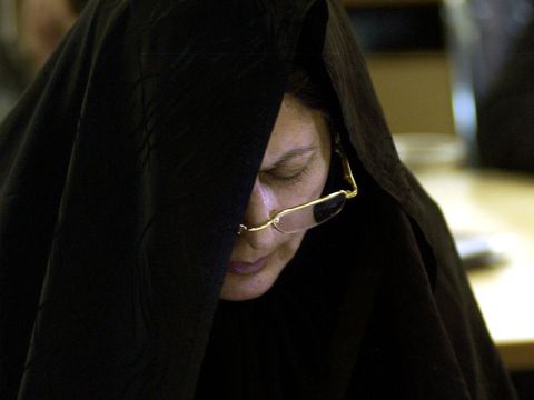 אישה אירנית נרשמת כמועמדת בבחירות [AP]