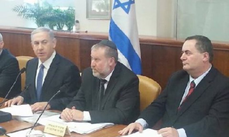 על כיסא ממשלתו. ישראל כ"ץ, אביחי מנדלבליט ובנימין נתניהו