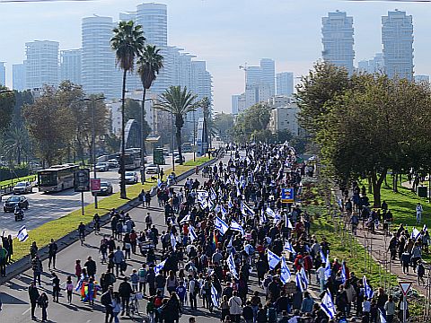 מפגינים ברחובות תל אביב [צילום: תומר נויברג/פלאש 90]