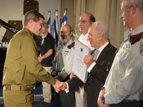 נשיא המדינה מעניק את תעודת ההצטיינות למג"ד יואב גל מגדוד חיר חטיבת ירושלים [צילום: מארק ניימן/ לע"מ]