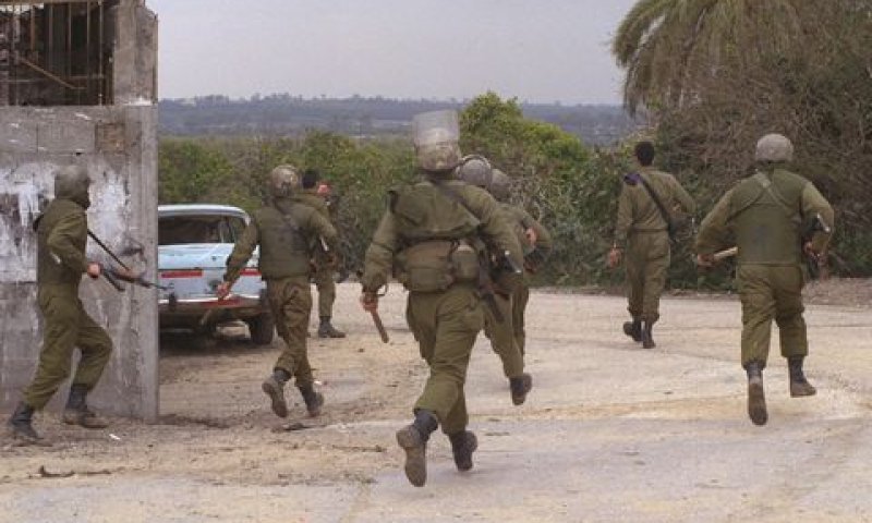 חיילים במחנה הפליטים אל בורייג' [צילום: צביקה ישראלי/לע"מ]