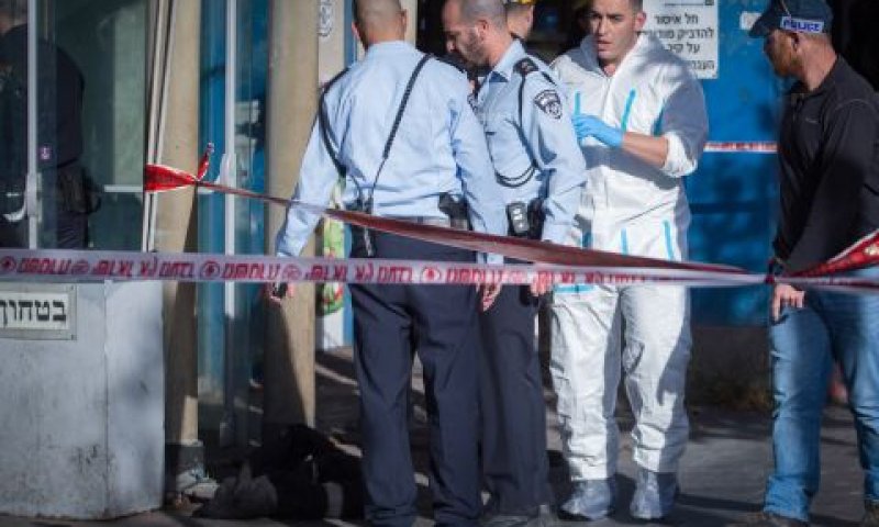 שוטרים בזירה [צילום: יונתן זינדל/פלאש 90]