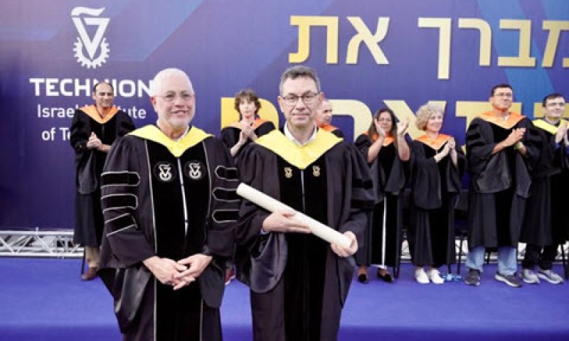 נשיא הטכניון, פרופ' סיון, עם אלברט בורלא, מנכ"ל פייזר [צילום: ניצן זוהר, דוברות הטכניון]