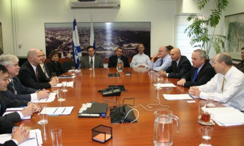 משלחת הקרן בפגישתה עם שר האוצר ובכירי משרדו, היום [צילום: יעל בן שמחון]
