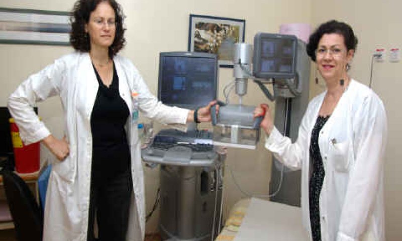 לודמילה פסחוביץ טכנאית ממוגרפיה ראשית, ד"ר מירי סקלייר-לוי מנהלת המרכז לדימות השד [צילום: יחידת צילום שיבא]