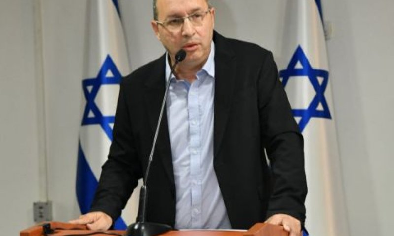 שר המשפטים ניסנקורן, היום במשרדו [צילום: משרד המשפטים]