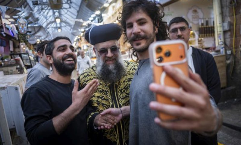 גלימה חלקה, דף חלק [צילום: חיים גולדברג/פלאש 90]