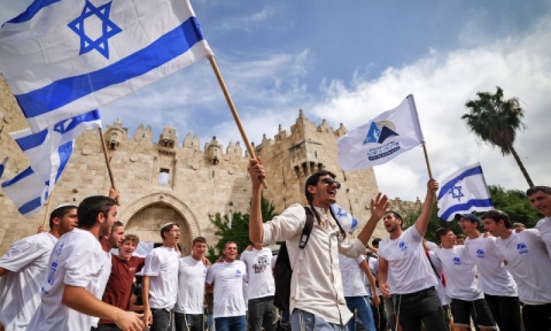צעירים חוגגים סמוך לשער שכם [צילום: יונתן זינדל, פלאש 90]