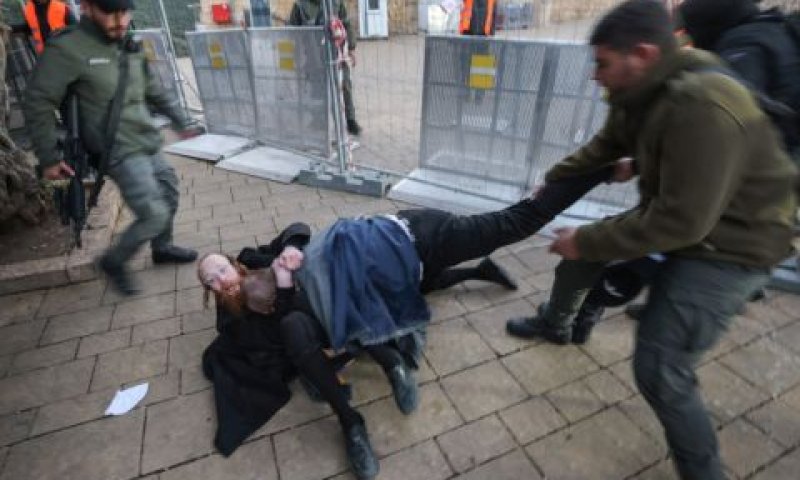 שוטר מפנה במירון אדם שניסה להיכנס להילולת ז' באדר בניגוד לצו הסגירה [צילום: דוד כהן/פלאש 90]