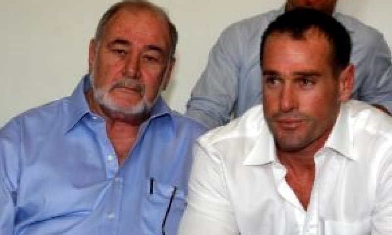 עופר הירשזון יחד עם אביו [צילום: פלאש 90]