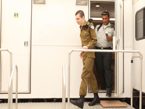 12:00 - אחרי מקלחת ראשונה. רס"ל גלעד שליט עולה על מדי צה"ל [צילום: דו"ץ]