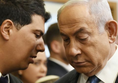 נתניהו ופרקליטו עמית חדד בבית המשפט. "האשמות הזויות" [צילום: ראובן קסטרו, פול]