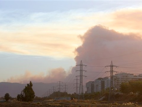 השריפה כפי שנראתה אחר הצהריים מהקריות [צילום: AP]