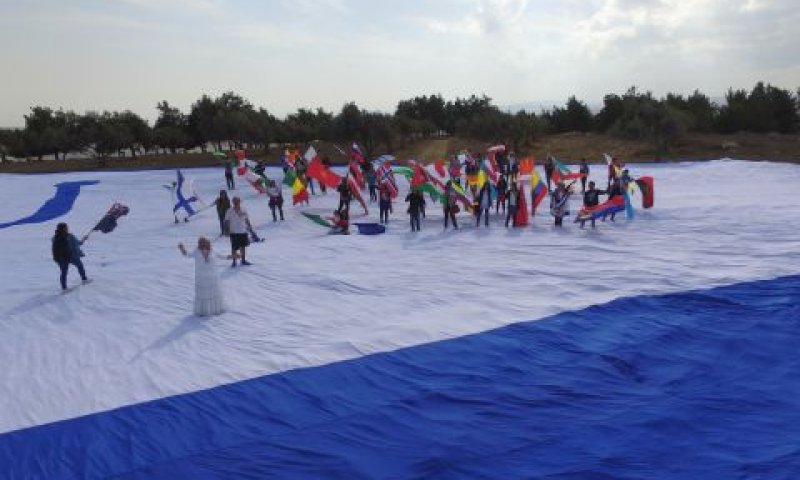 הדגל הגדול בעולם ועליו סמל העיר ירושלים [צילום: רב תקשורת]
