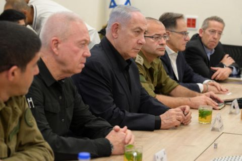 ראש הממשלה ושר הבטחון בבור בקריה, עוקבים אחר המתקפה [צילום: מעיין טואף, לע״מ]