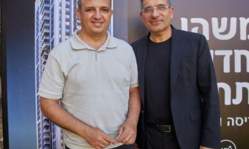 יעקב אטרקצ'י בעלים ומנכ"ל אאורה מחדשים את ישראל וכרמל שאמה הכהן ראש עיריית ר"ג [צילום: שוקה]