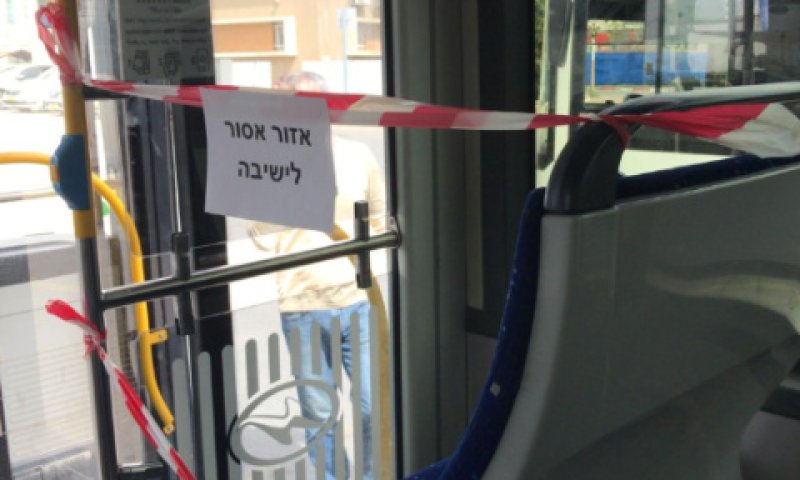 סרטי סימון נתלו במושבי האוטובוס הקדמיים