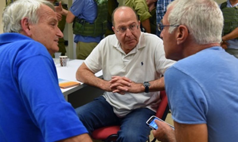 יעלון בביקור בדרום [צילום: אריאל חרמוני, משרד הביטחון]