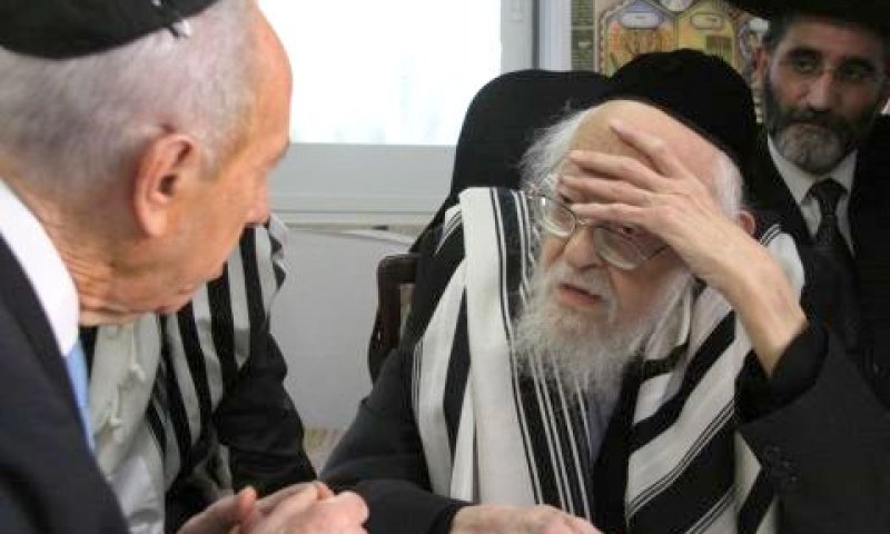 פרס בסוכתו של הרב אלישיב [צילום: יוסף אבי יאיר אנגל]