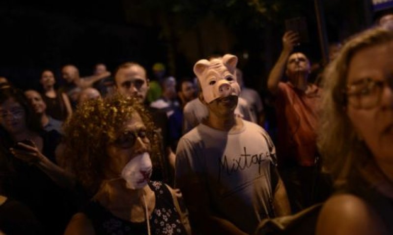 מפגינים בפתח תקוה [צילום: תומר נויברג/פלאש 90]