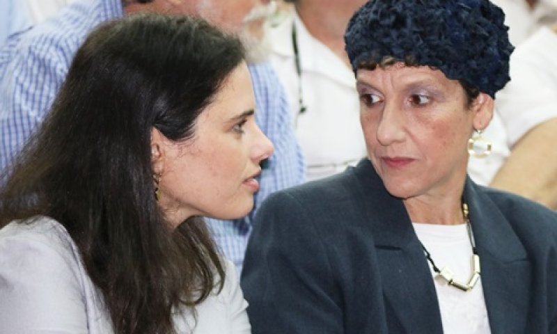 זאת שתיכנס לכנסת וזאת שתצא. מועלם ושרת המשפטים שקד [צילום: איציק וולף]