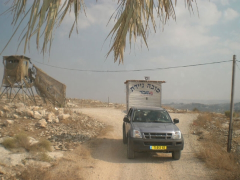 סוכה ניידת יוצאת מהמוצב [צילום: בית חבד חברון]