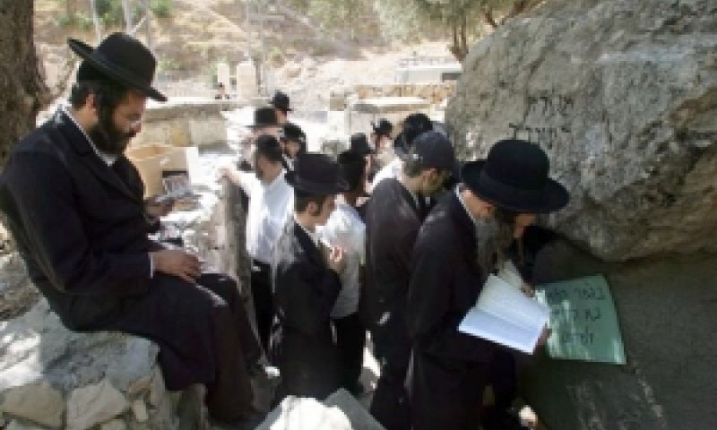 השתטחות על קבר רבנו עובדיה מברטנורה