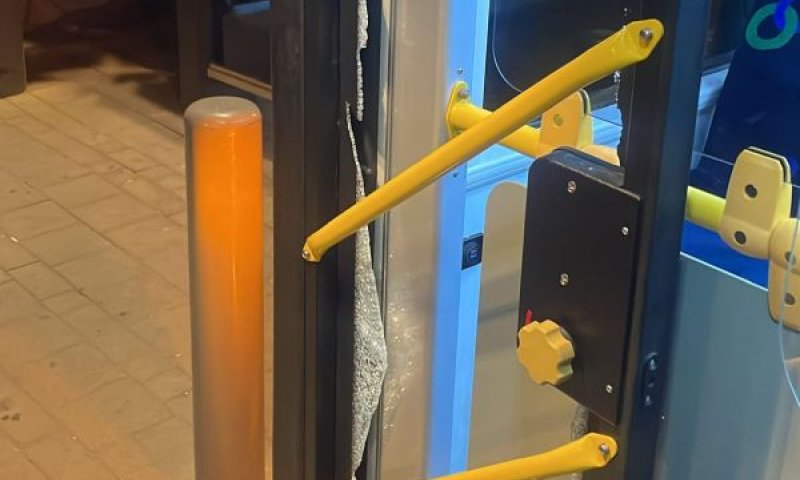 זגוגית הדלת נשברה [צילום: כוח לעובדים]