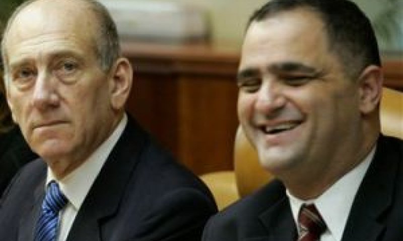 עובד יחזקאל וחבר קרוב [צילום: AP]