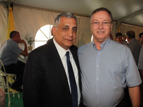 דוד ויסמן נשיא קבוצת אלון ופיני כהן יו"ר קרן נוי [צילום: אביב חופי]