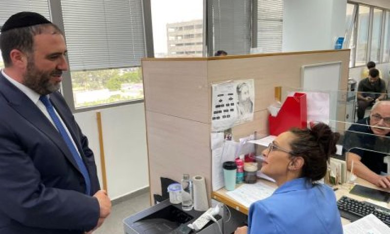 השר ארבל בלשכת רשות האוכלוסין וההגירה באשקלון [צילום: תקשורת השר]