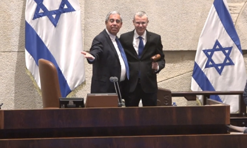 זה שנכנס וזה שיוצא. חברי הכנסת לוין ולוי [צילום: מתוך ערוץ כנסת]