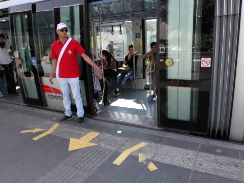 פקח בכניסה לרכבת הקלה [צילום: דן פורגס]