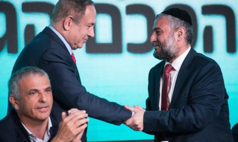 נתניהו לוחץ את היד לראש העירייה אבוטבול. נתניהו יושב [צילום: הדס פרוש/פלאש 90]