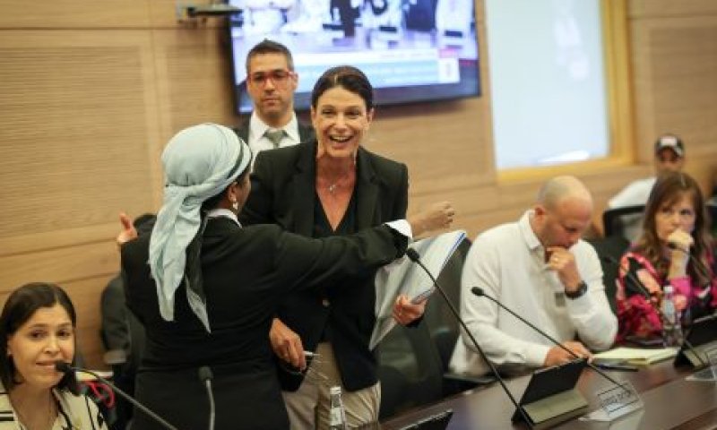 ח"כ רייטן מוצאת לאחר שהפריעה לדיון [צילום: נועם מושקוביץ/דוברות הכנסת]