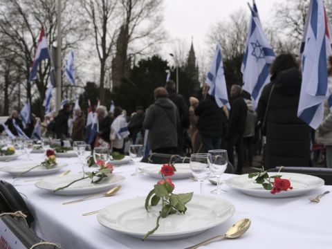 משפחות חטופים מחוץ לבית הדין [פטריק פוסט, AP]