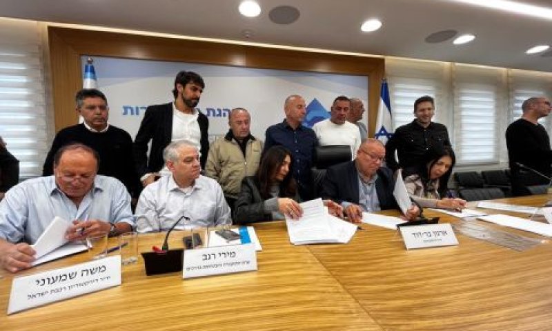 חתימת ההסכם הקיבוצי [צילום: רכבת ישראל]